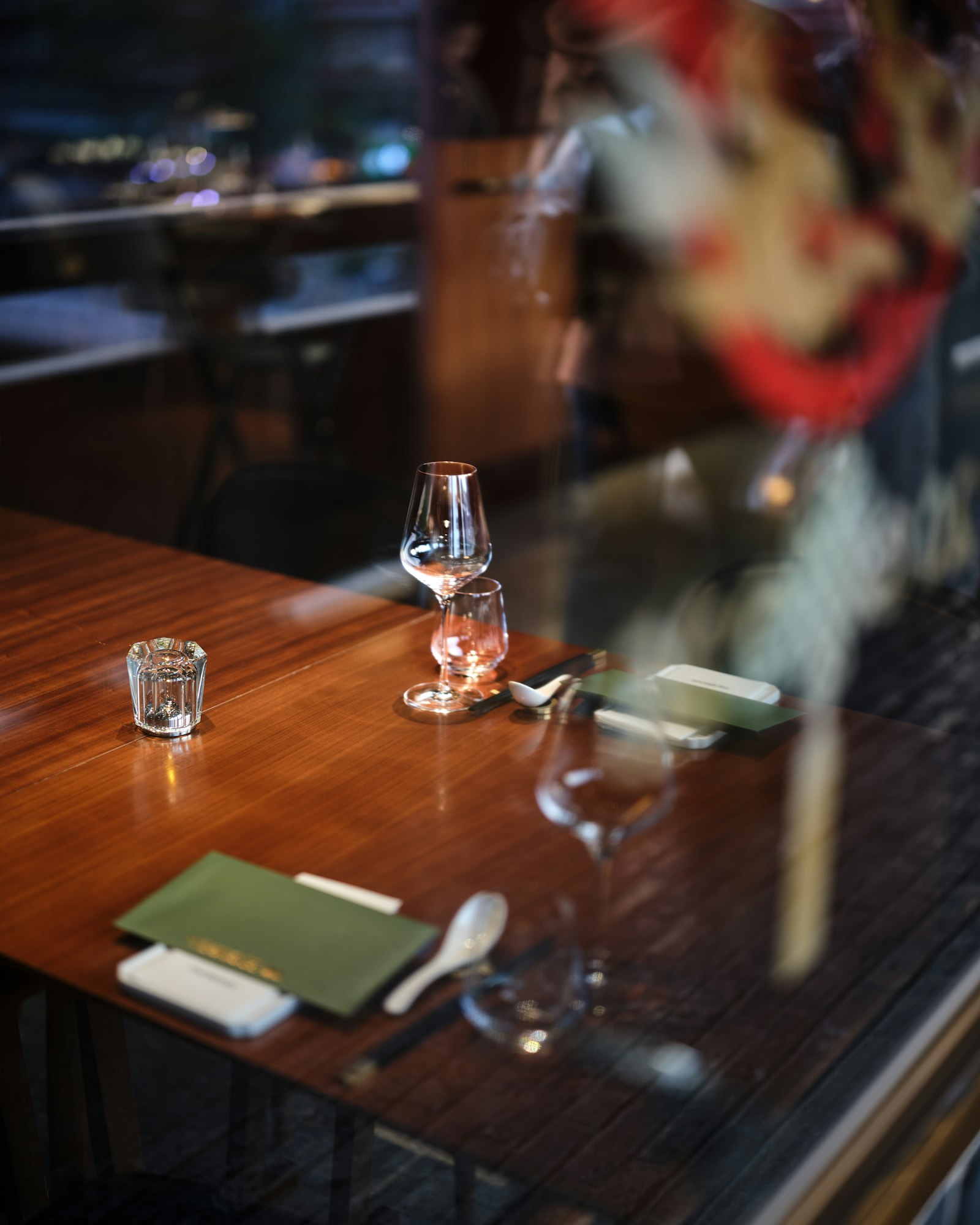 Table dressée avec verres à vin et menus