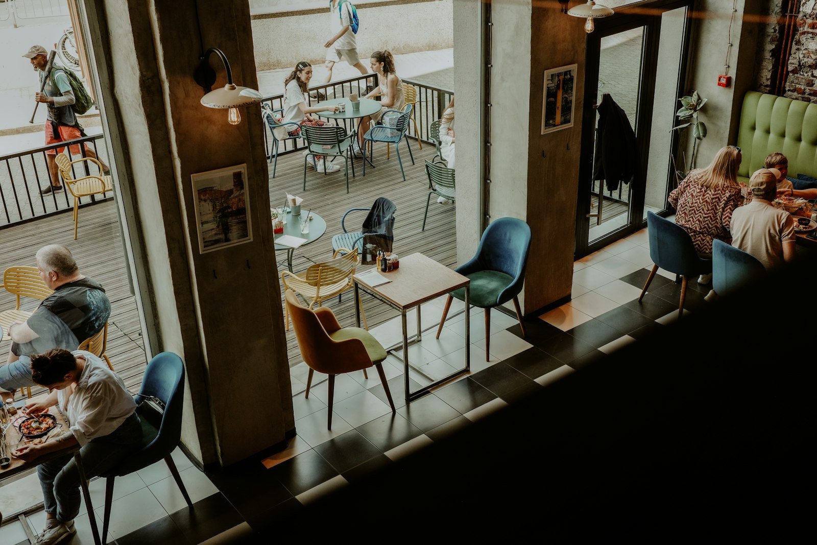 Salle du restaurant, lumière chaleureuse
