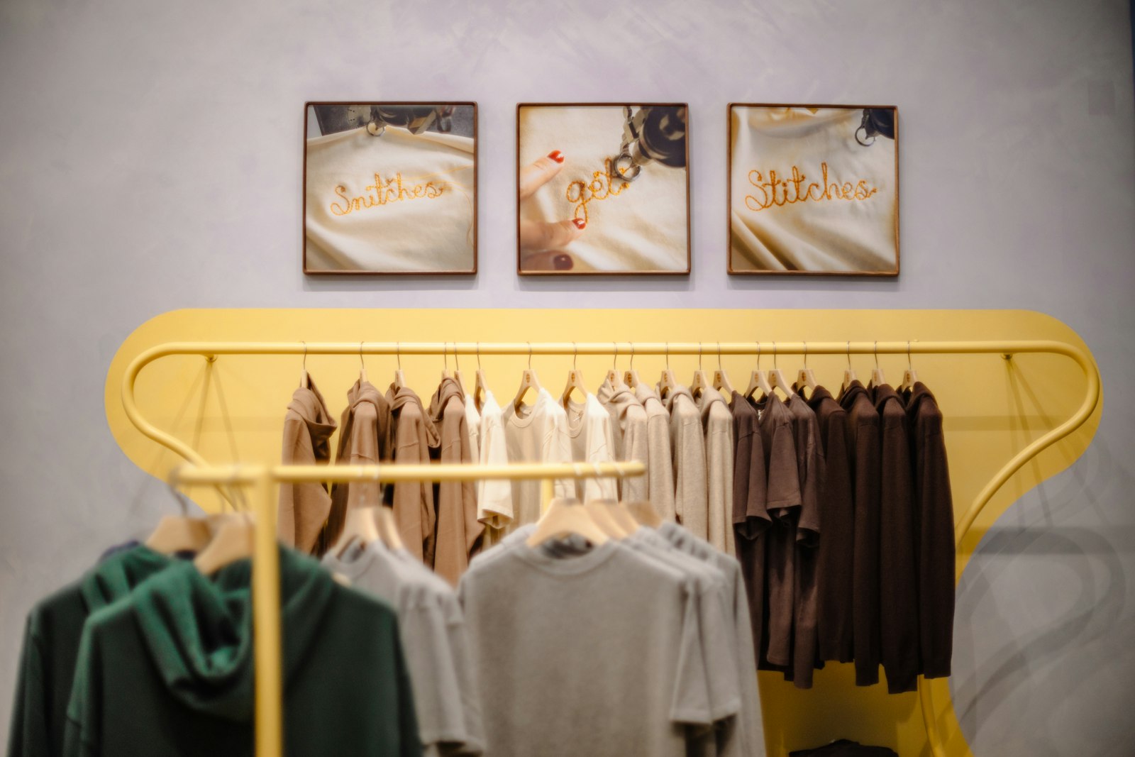 Présentoir de vêtements aux teintes pastel et terracotta