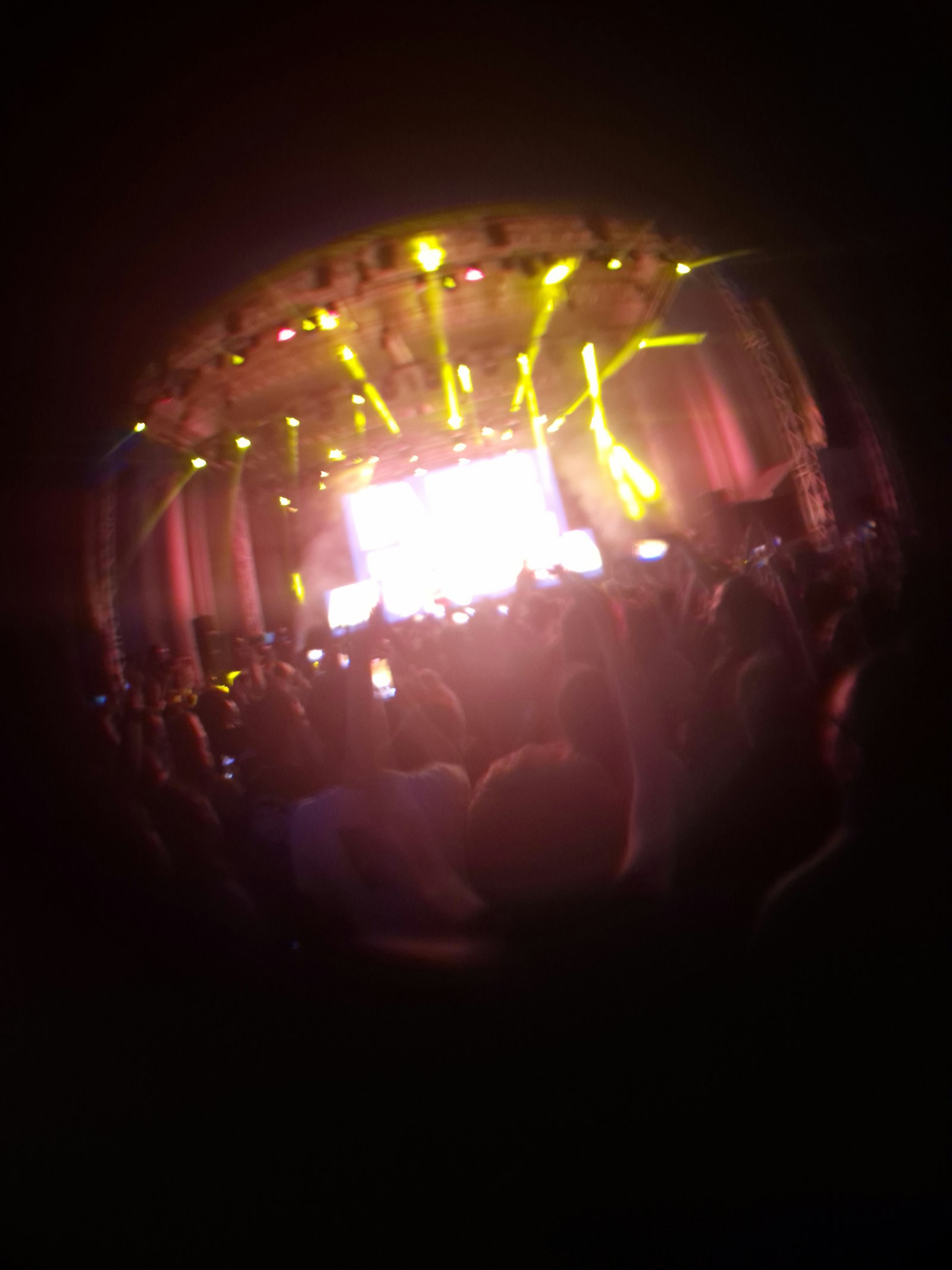 Set en club, néons rouges et foule en fond